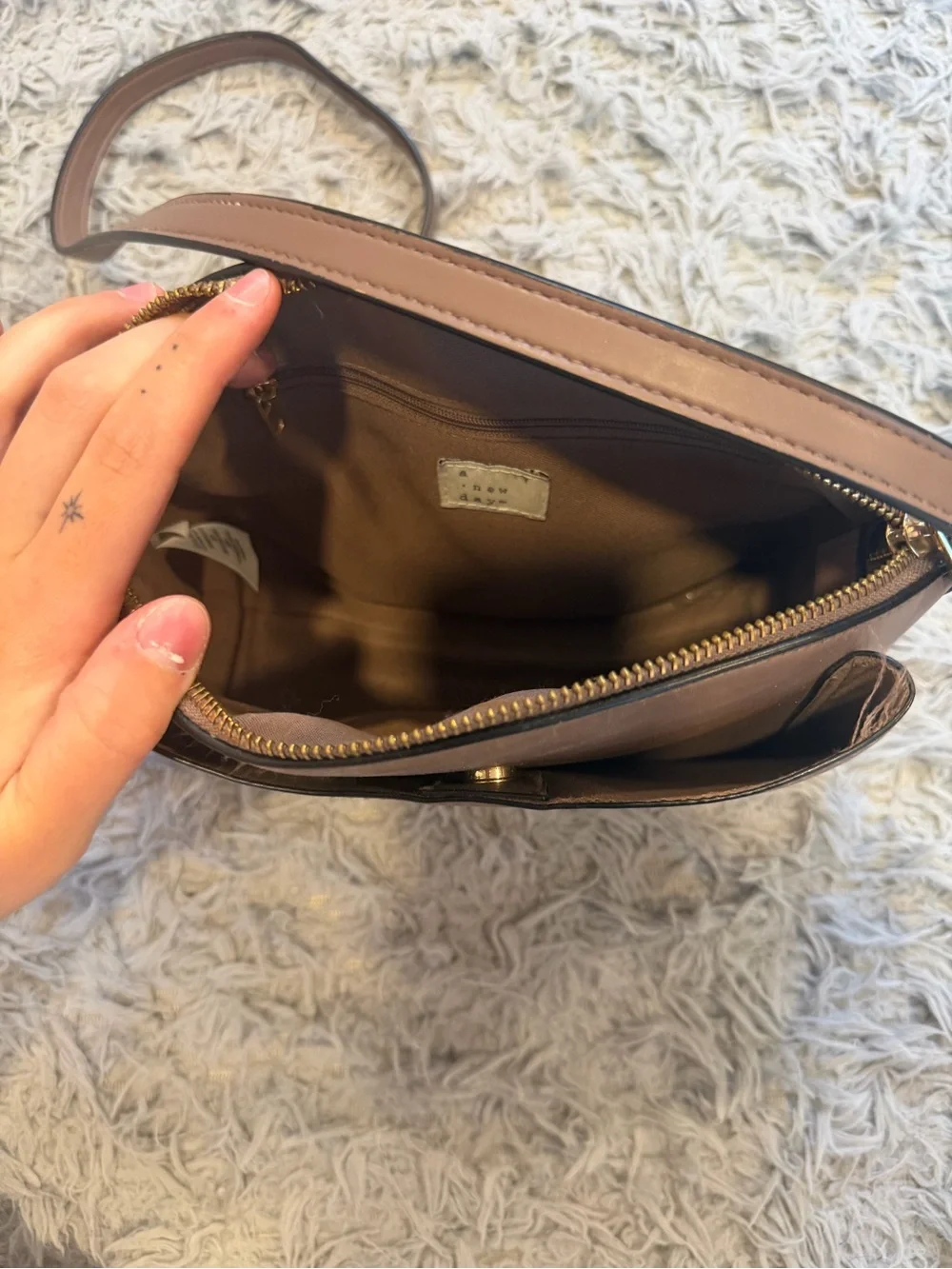 Women's Classic Brown Crossbody Bag - Sleek Everyday Shoulder Bag